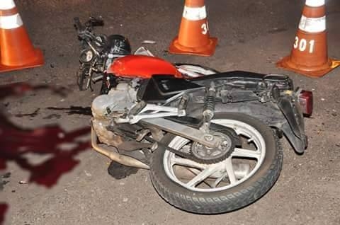 Moto ficou destruída com o acidente, ao chocar-se com o caminhão, matando o motociclista de 35 anos (Foto: Cedida/Base Comunitária do Corpo de Bombeiros de Junqueirópolis).