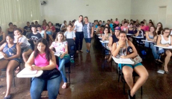 Trabalho é realizado por assistente social junto a adolescentes e jovens cadastrados na instituição (Foto: Cedida).