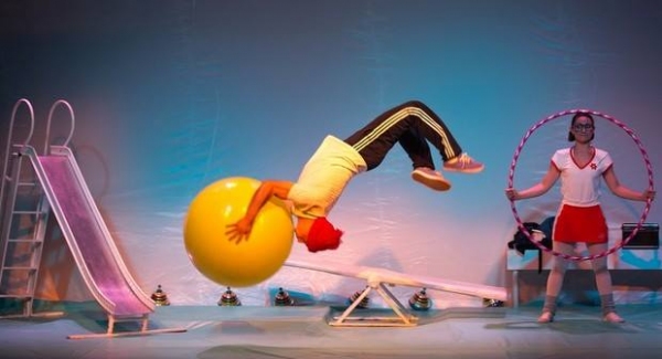 Misturando aparelhos e técnicas tradicionais do circo, o espetáculo, sem texto, tem como narrador principal o corpo dos artistas e demonstra técnica e virtuosismo do início ao fim (Foto: Divulgação).