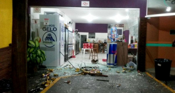 Loja de conveniência ficou parcialmente destruída com briga no local (Foto: Portal OCNet/reprodução).