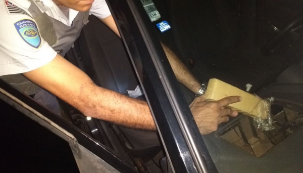 Droga estava no consolo do carro, lado do passageiro, e foi descoberta diante do comportamento do casal, que ocupava carro envolvido em acidente (Foto: Cedida/Polícia Rodoviária).