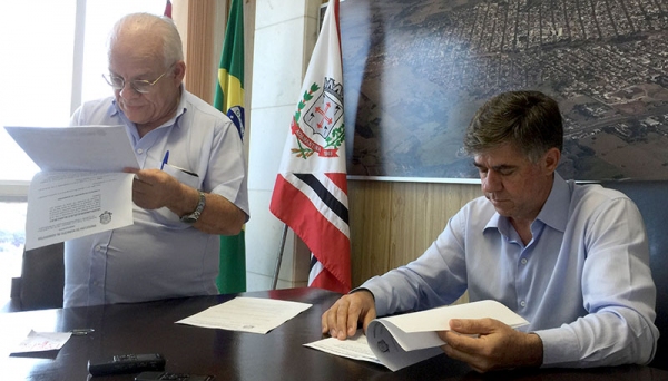 Secretário Municipal de Finanças João Lopes e prefeito Márcio Cardim, no anúncio dos 31 lotes disponíveis para concessão a empresas (Foto: Siga Mais).