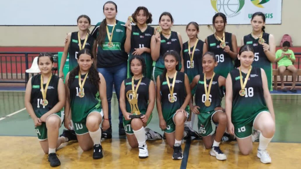 Atletas do Basquete da Unimed Adamantina: equipe 13 anos, campe? na modalidade (Divulga??o).