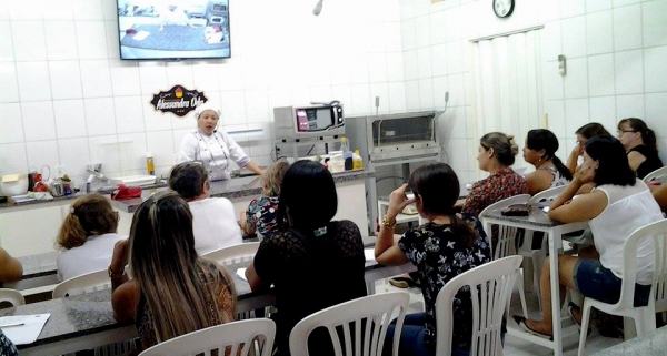 Cozinha/escola ocupa espaço climatizado com foco em atividades práticas, e já entrou em operação com curso sobre pão de mel (Foto: Centro Culinário).