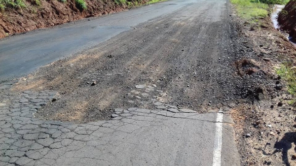 Buracos e irregularidades no pavimento são o cenário de risco na Rodovia Plácido Rocha (Foto: Cedida).