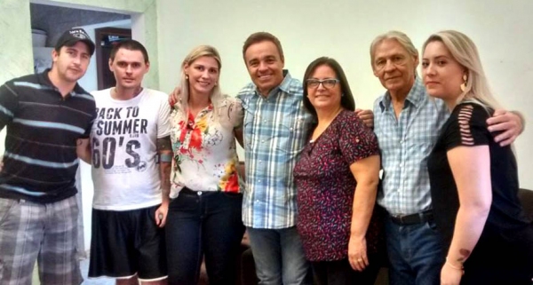 Jupira Sanches e seus familiares receberam Gugu Liberato em Adamantina (Foto: Facebook)