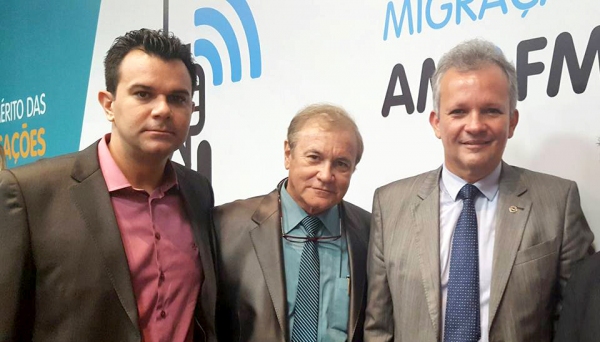 Guino Bonasa e Jonas Bonassa (Grupo Jóia) e o Ministro das Comunicações, André Figueiredo, hoje em Brasília (Foto: Cedida).