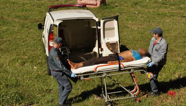 Corpo do homem foi retirado do local e médico do pronto-socorro atestou causa como sendo morte natural (Foto: Cedida/Base Comunitária do Corpo de Bombeiros de Junqueirópolis).