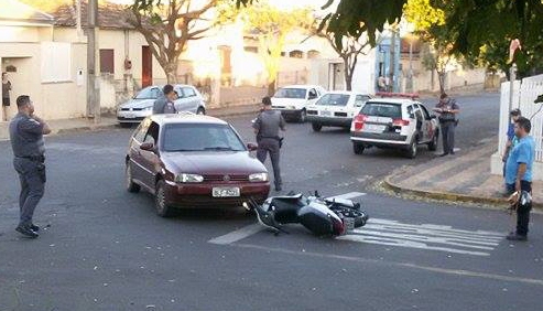 Choque entre os dois veículos foi no cruzamento da Rua Rui Barbosa com a Alameda Fernão Dias (Foto: Cedida/Jesana Lima).
