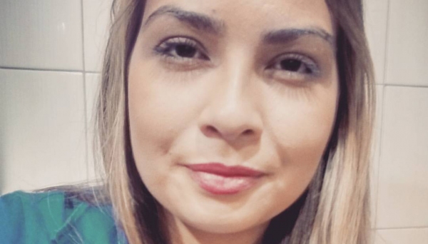 Débora Soriano de Melo tinha 23 anos e deixa dois filhos (Foto: Reprodução/Facebook).