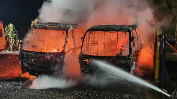 Dois micro-onibus consumidos pelo fogo (Cedida).