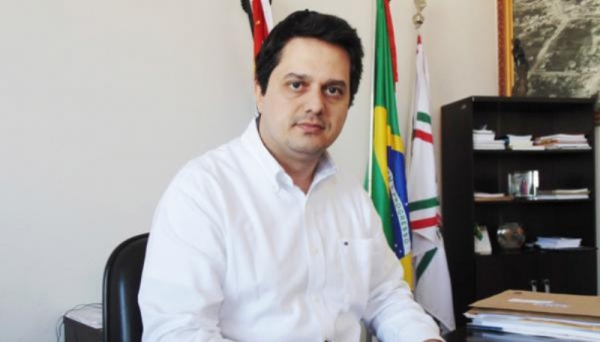 Suspeitas de irregularidades em processo licitatório levaram Câmara Municipal a investigar o prefeito de Flórida Paulista, Dr. Max (Foto: Folha Regional).