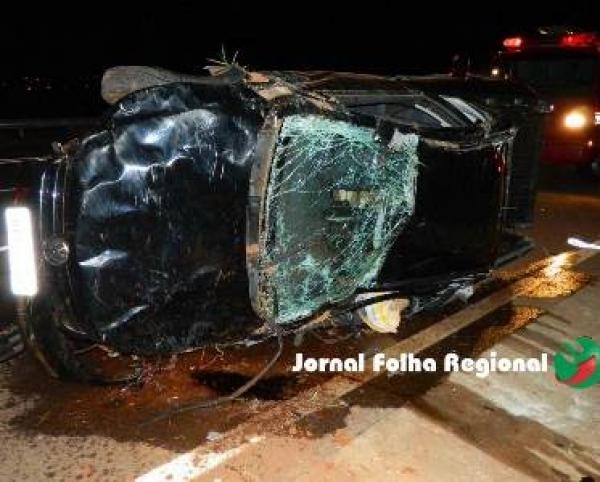 Carro ficou destruído no acidente (Foto: Folha Regional)