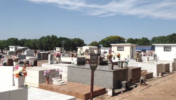 Famílias que tenham covas e túmulos abandonados no cemitério de Lucélia são chamadas a promover a manutenção dessas áreas (Foto: Facebook/PM Lucélia).