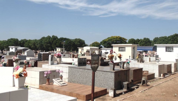 FamÃlias que tenham covas e túmulos abandonados no cemitério de Lucélia são chamadas a promover a manutenção dessas áreas (Foto: Facebook/PM Lucélia).