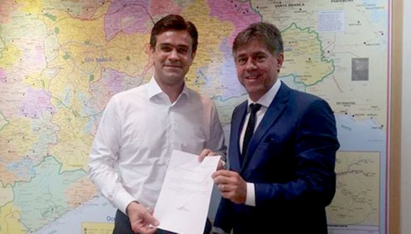 Com o Secretário da Habitação Rodrigo Garcia, Cardim protocolou pedido de 600 casas populares para Adamantina (Foto: Arquivo Pessoal).