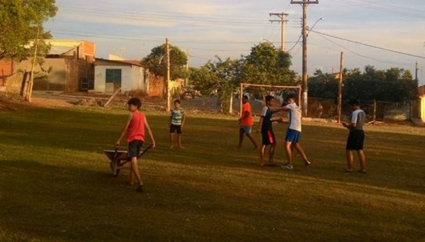 Comunidade se junta a assessor esportivo e garante continuidade de ações com crianças e adolescentes em Mariápolis (Foto: Arquivo Pessoal/Facebook).