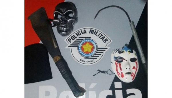 Adolescentes usavam máscaras e usavam facão e barra de ferro para assustar pessoas, e foram surpreendidos pela PolÃcia Militar, em Flórida Paulista (Foto: Reprodução/Folha Regional).