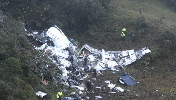 Amanhecer revela cenário da tragédia com a queda do avião, na Colômbia.