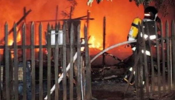 Corpo de Bombeiros de Adamantina foi acionado para combate às chamas e socorro à vítima (Foto: Reprodução/Folha Regional/Flórida Paulista).