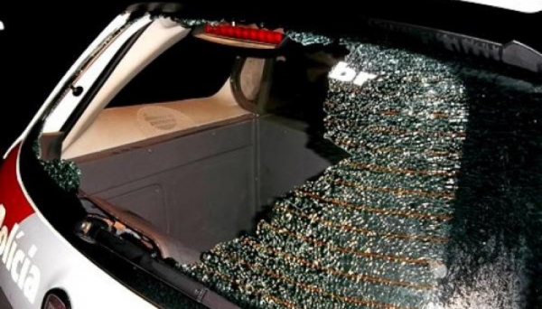 Vidro traseiro da viatura da PM foi destruÃdo pelo indivÃduo preso na operação policial (Foto: Folha Regional/Flórida Paulista).