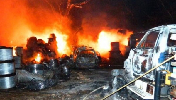 Incêndio destrói veículos, cabos de fibra ótica e barracão, em uma propriedade rural (Fotos: Reprodução/Folha Regional).