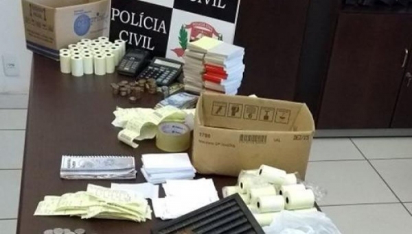 Policia apreende materiais do jogo do bicho e dinheiro, em Inúbia Paulista (Foto: Cedida/Deinter 8).