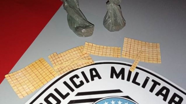 Foram apreendidas a droga sintética K4 e maconha (Divulgação/PM).