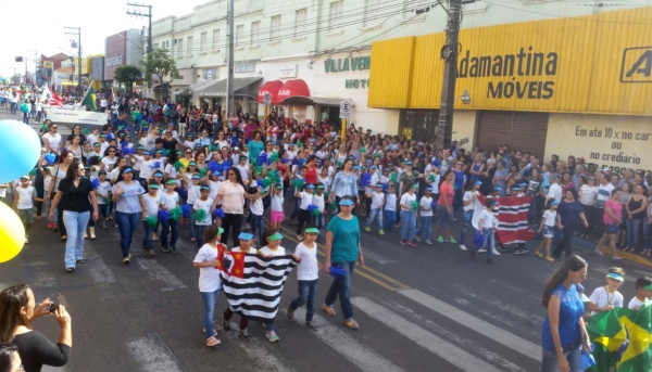 Desfile da Independência, neste 7 de setembro, em Adamantina (Foto: Cedida).