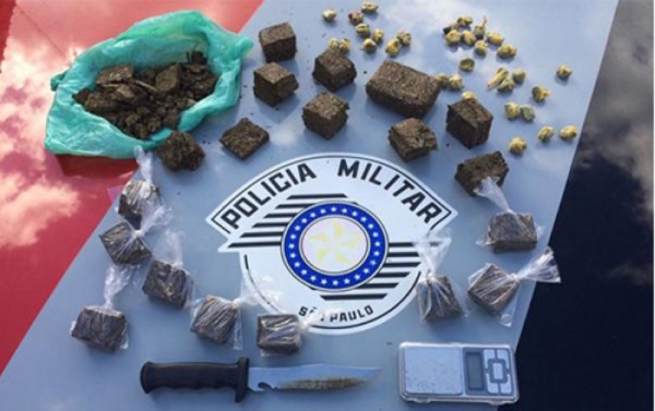 Droga apreendida estava sendo fracionada e preparada para vendas (Foto: Cedida/PM).