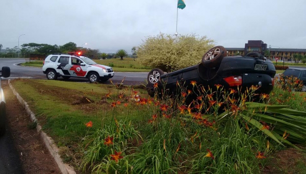 Carro capota com 5 pessoas, que não sofreram ferimentos (Foto:  Base Comunitária de Bombeiros de Junqueirópolis).