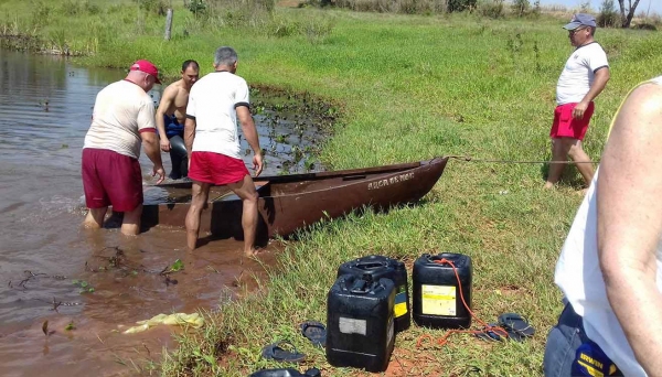 Mergulhadores do Corpo de Bombeiros, com apoio de equipe em terra, retiram embarcação em represa, onde estavam os três pescadores que morreram no final de outubro (Foto: Cedida).