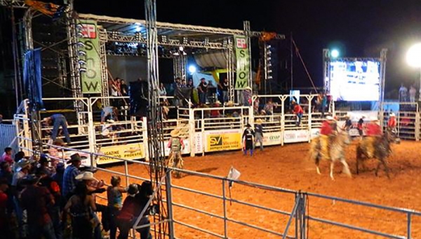 Com a continuação do tempo chuvoso, organizadores decidem pelo adiamento do Rodeio Show de Flórida Paulista, que prossegue no próximo fim de semana (Foto: Diego Fernandes Silva / Jornal Folha Regional).
