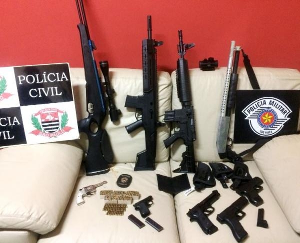 Armas que estavam em posse do casal foram apreendidas após buscas autorizadas pela Justiça (Foto: Cedida/PM).