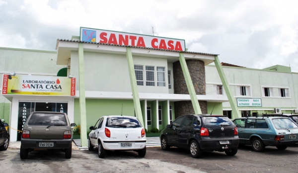 Professora com ferimentos de queimadura foi socorrida na Santa Casa de Osvaldo Cruz (Foto: D.Notícias).