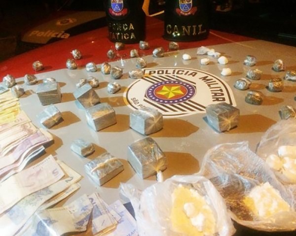 Droga e dinheiro apreendidos pela Polícia Militar, em operação realizada na noite desta quinta-feira, em Mariápolis (Foto: Cedida/PM).