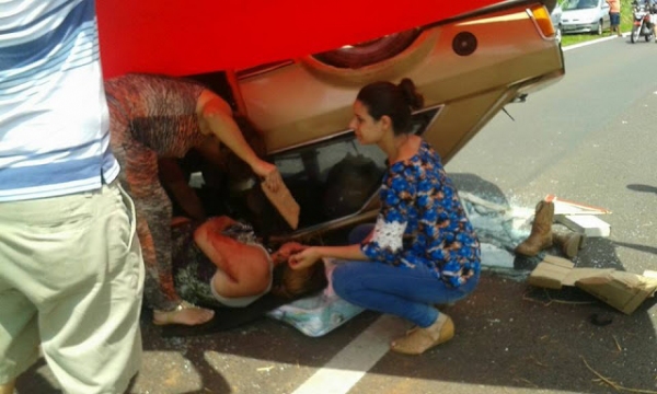 Motorista perdeu o controle da direção na SP-294 (Foto: Panorama Notícia).