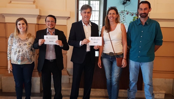 Na ocasião, o reitor da UniFAI, Prof. Dr. Paulo Sergio da Silva (segundo na foto), esteve acompanhado do prefeito de Adamantina Márcio Cardim (DEM), da diretora de Gabinete Cláudia Puerta (primeira na foto), da diretora de Convênio Luciana Fernandes e do secretário municipal de Agricultura, Abastecimento e Meio Ambiente Emerson Hernandes Baptiston, que também protocolaram projetos da Prefeitura adamantinense na pasta estadual (Foto: Da Assessoria).