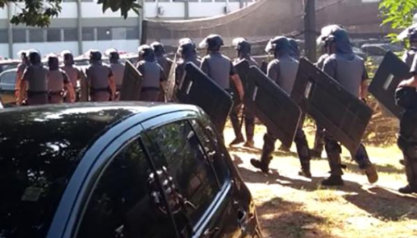 Tropa de choque se prepara para entrar no presÃdio, após o fim da rebelião (Foto: Reprodução/Folha Regional).