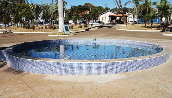 Filmagem flagrou o homem de posse de uma marreta e ainda o momento em que o mesmo quebrou a boia, piso e outros itens importantes para o funcionamento da fonte (Foto: Folha Regional Pacaembu).