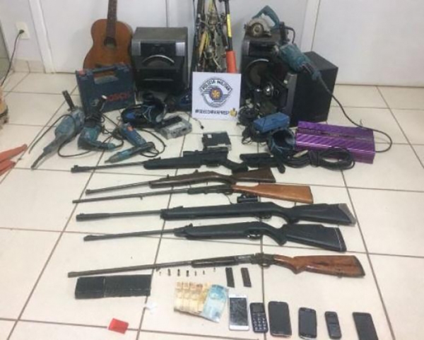Foram apreendidos armas, drogas e munições, vários objetos produtos de furto (Foto: Cedida/Polícia Militar).