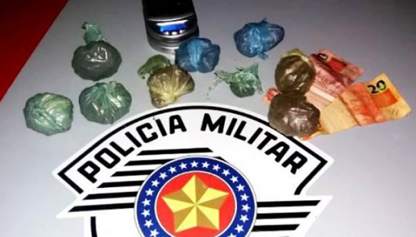 Droga foi apreendida pela PolÃcia Militar, após recebimento de denúncia (Foto: Cedida/PM).