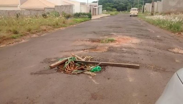 Buracos nas ruas trazem transtornos para moradores (Foto: Cedida).