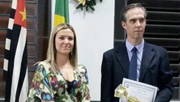 A delegada Laíza Fernanda Rigatto Andrade, homenageada pelo CONSEG, e o membro nato do conselho, o delegado Rodrigo Pigozzi Alabarse (Foto: Deinter 8).
