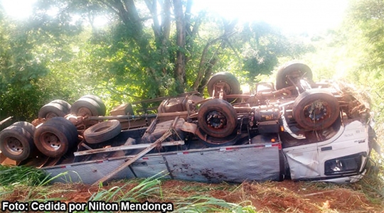 Caminhão baú capotou após queda de barranco, próximo à ponte sobre o Rio Aguapeí (Foto: Nilton Mendonça/Reprodução Site Bastos Já).