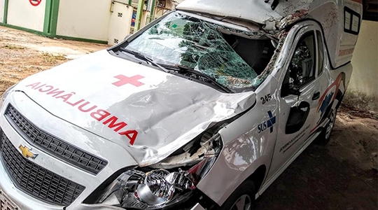 Ambulância ficou parcialmente danificada com o acidente provocado por cavalo solto na pista (Foto: Valdecir Luís de Souza).