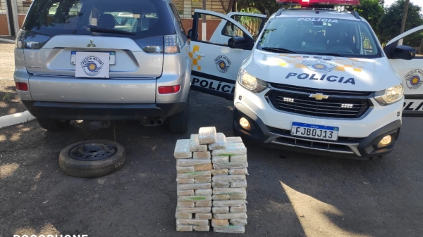 Carro transportava a droga em fundo falso (Cedida/PM Rodoviária).