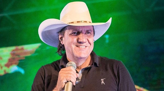 Juliano Cezar tinha 30 anos de carreira. Artista morreu subitamente após infarto fulminante durante show (Reprodução).