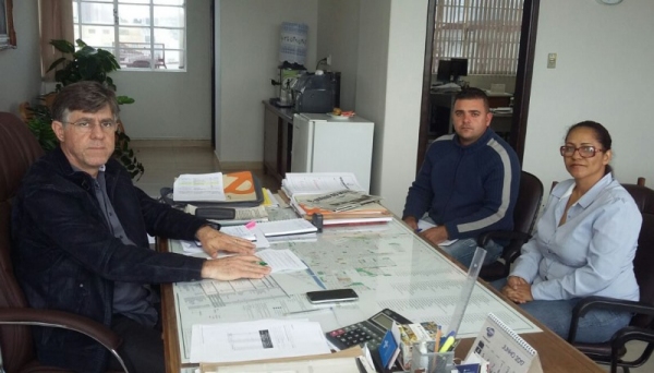 Prefeito Márcio Cardim e secretário de Obras Zerbini recebem a presidente da Associação de Moradores, Ilma Pereira (Foto: Acervo Pessoal).