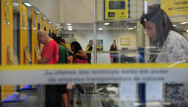 Durante o período das agências fechadas, clientes podem utilizar caixas eletrônicos, internet banking, mobile banking, banco por telefone e correspondentes bancários (Imagem: Reprodução/Jornal Fato Jurídico).